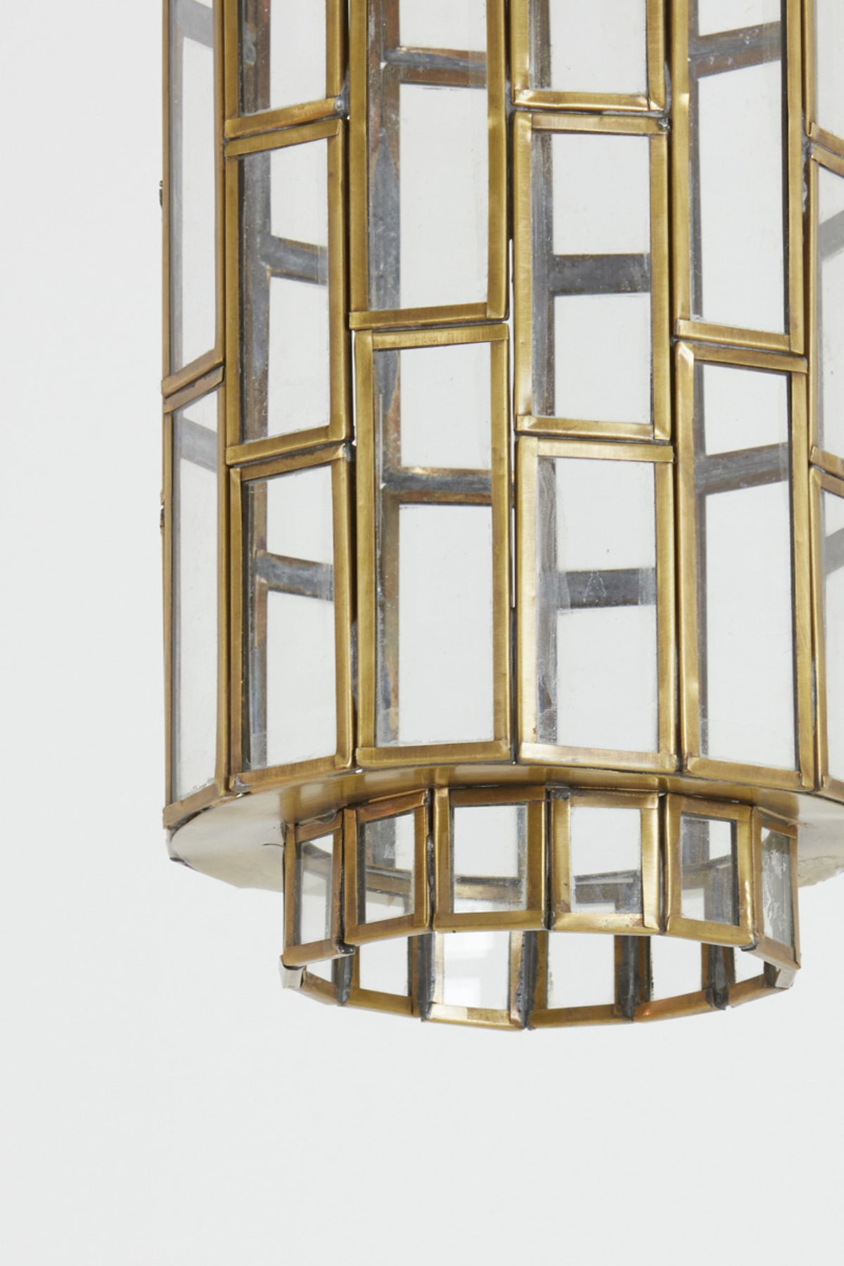 gouden-hanglamp-met-geometrisch-lantaarnontwerp-light-living-sostrene-variant-image7