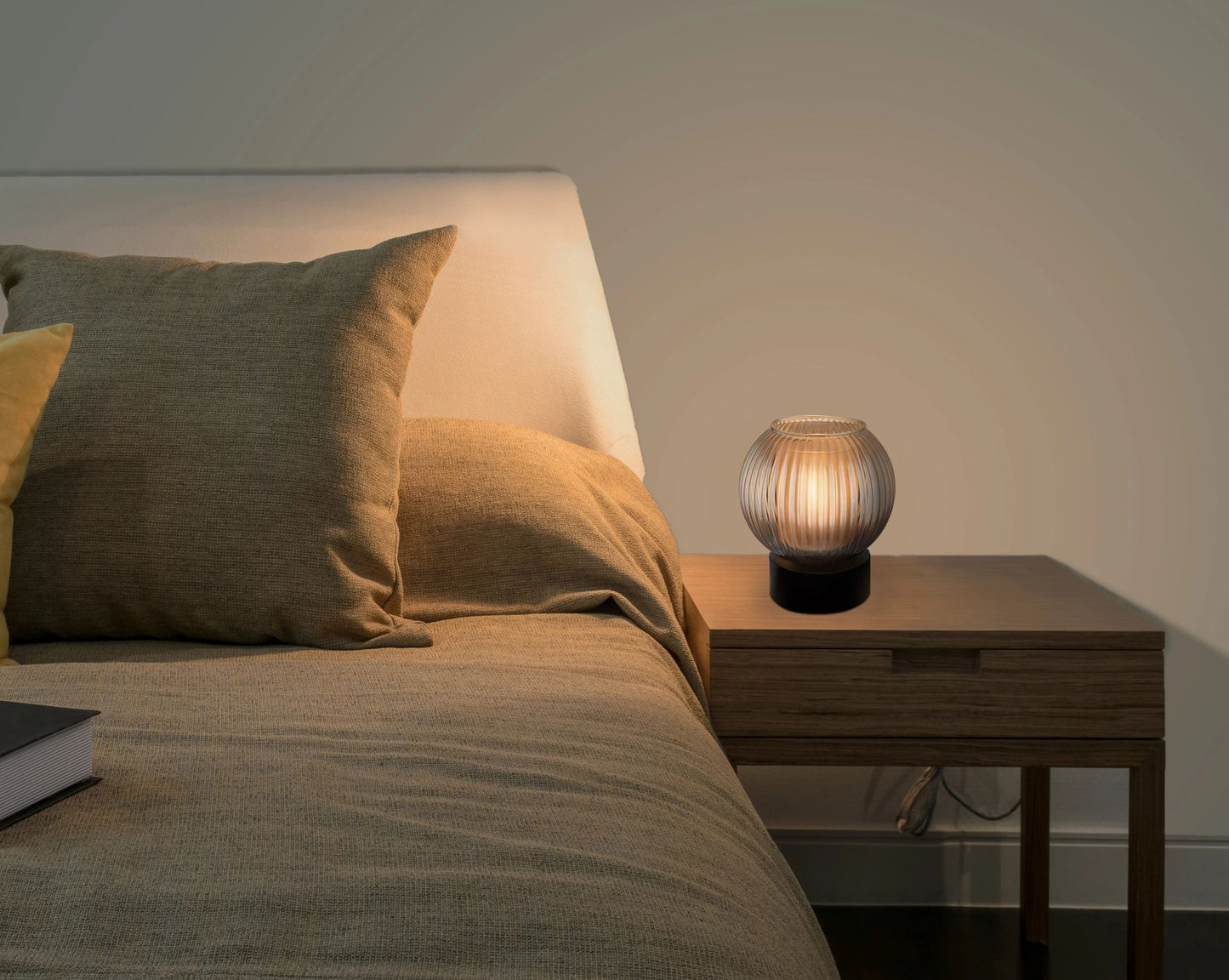 moderne-tafellamp-mat-zwart-met-glasbol-zumba-variant-image3