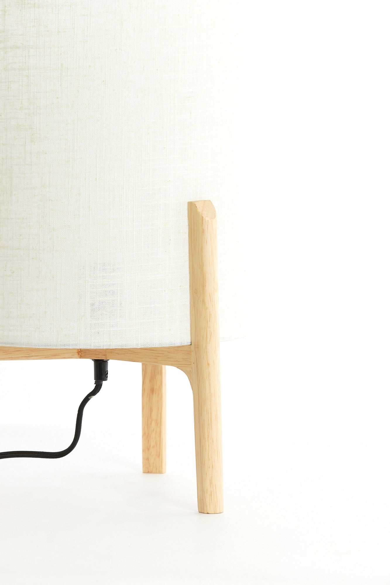 houten-tafellampje-met-stoffen-lampenkap-in-beige-light-living-litto-variant-image7