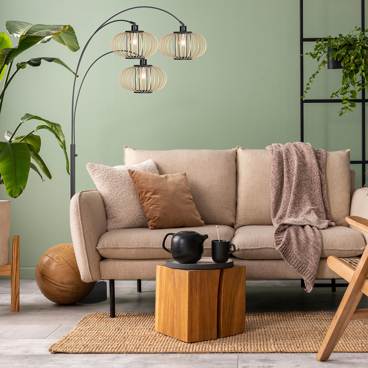 zwarte-booglamp-met-brede-bamboekap-steinhauer-sparkled-light-variant-image2