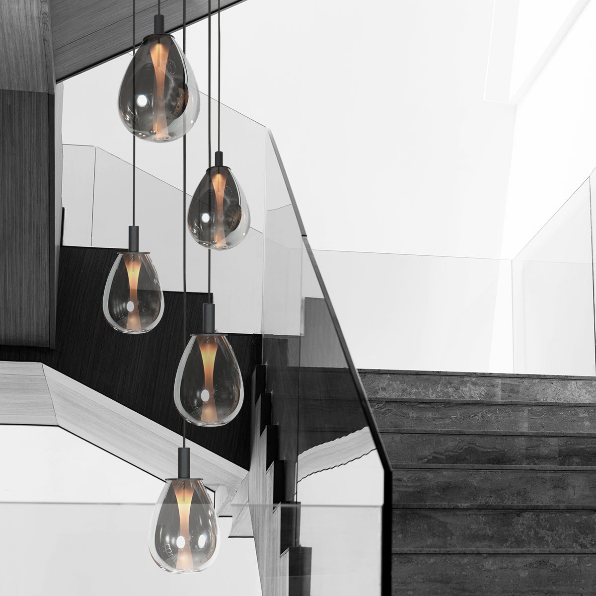 ronde-zwarte-hanglamp-met-5-druppelvormige-smoke-glazen-steinhauer-glimsy-variant-image2