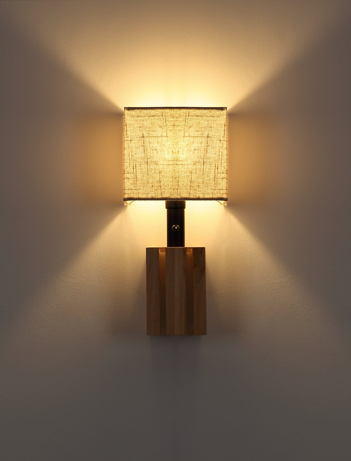 Lampada da parete in lino color naturale elegante – disegno con le misure