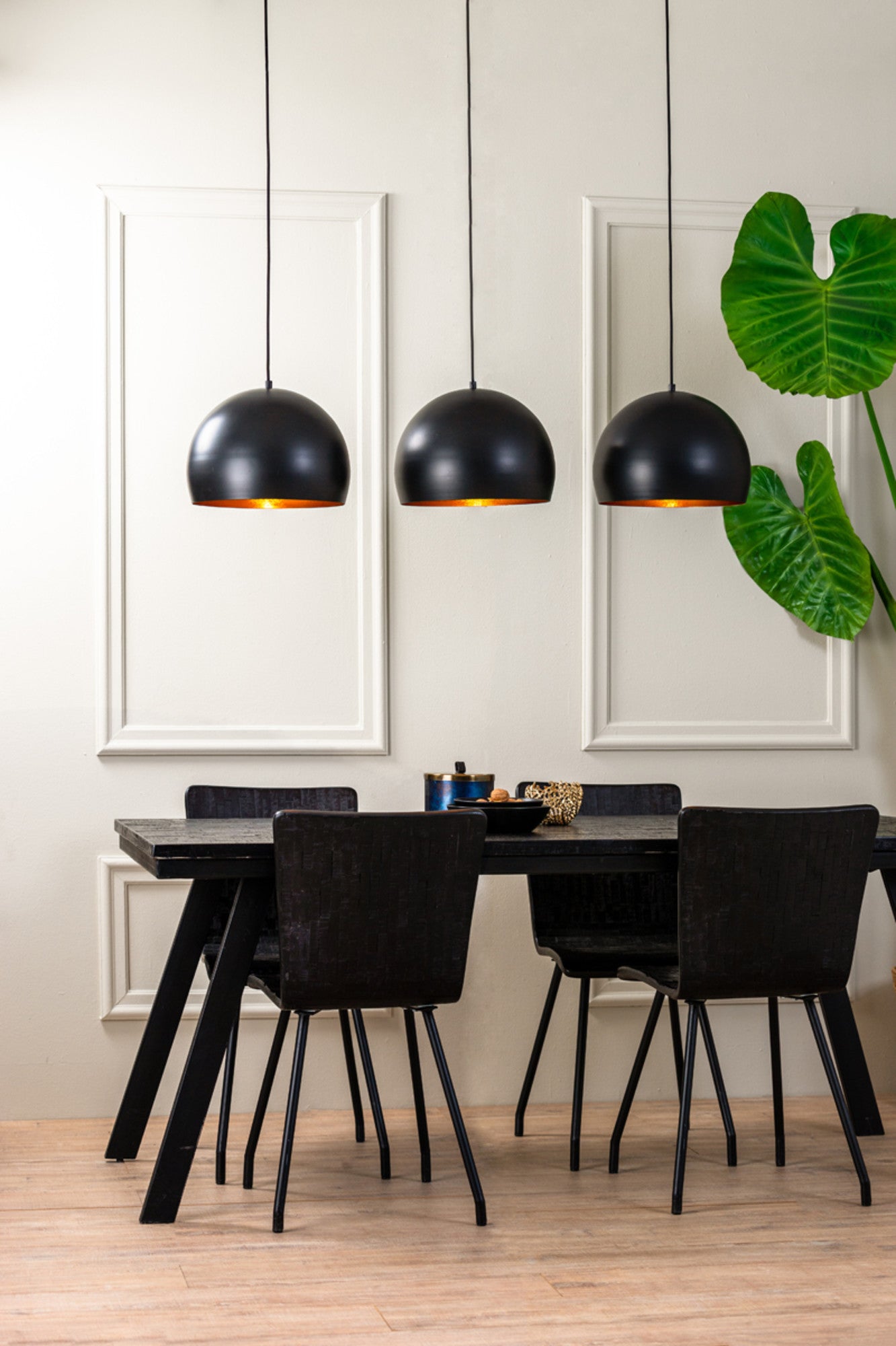 retro-zwarte-hanglamp-drie-lichtpunten-light-living-jaicey-variant-image4