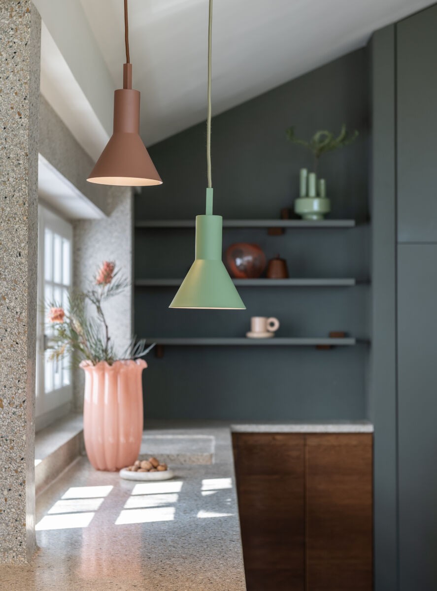 Luminária suspensa metálica verde matcha sutil It's About RoMi Stavanger – desenho com dimensões