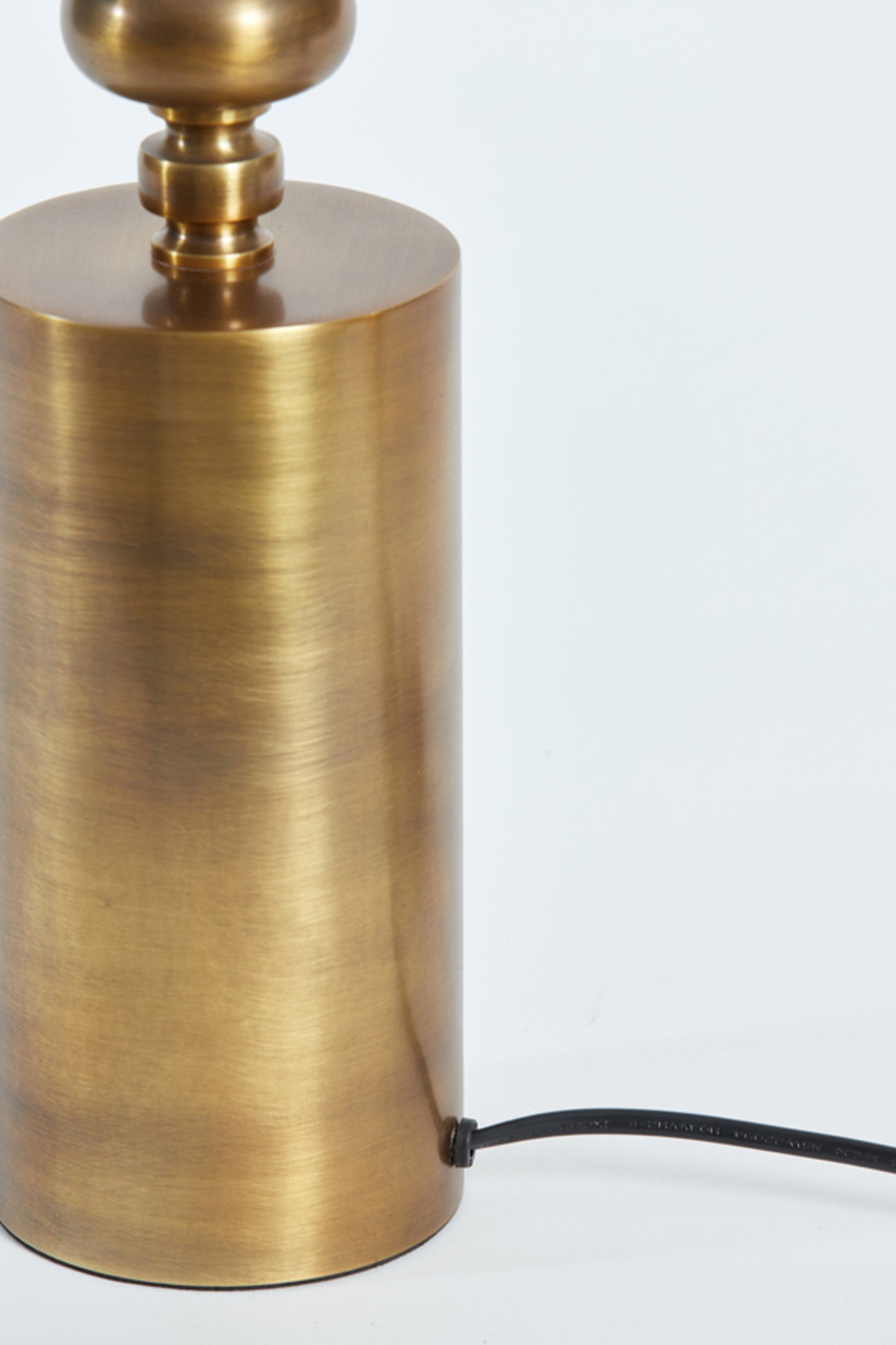 klassieke-gouden-ovale-tafellamp-light-living-helabima-variant-image3