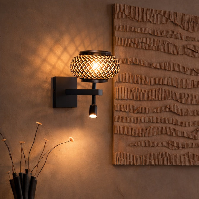 zwarte-wandlamp-met-bamboekap-en-leeslicht-steinhauer-stang-variant-image2