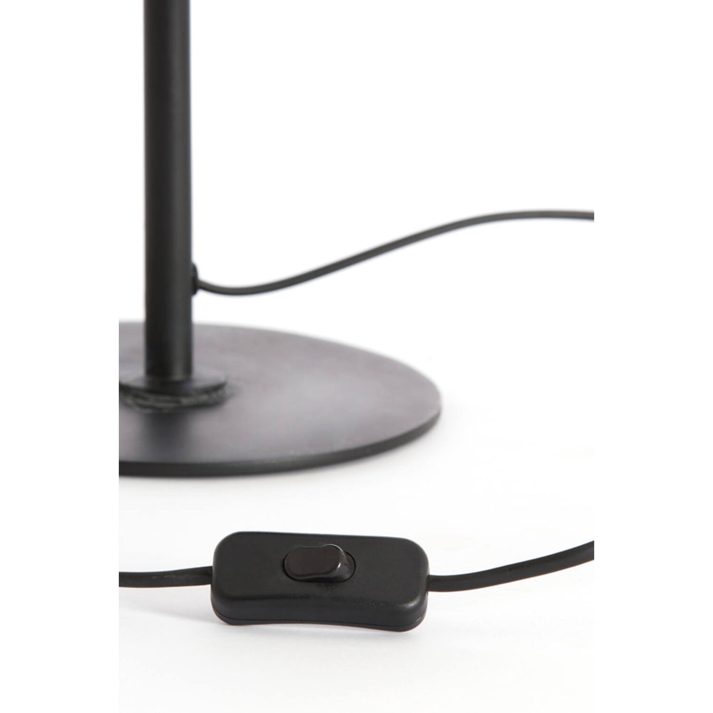 rustieke-zwarte-tafellamp-gevlochten-lampenkap-light-living-finou-variant-image1