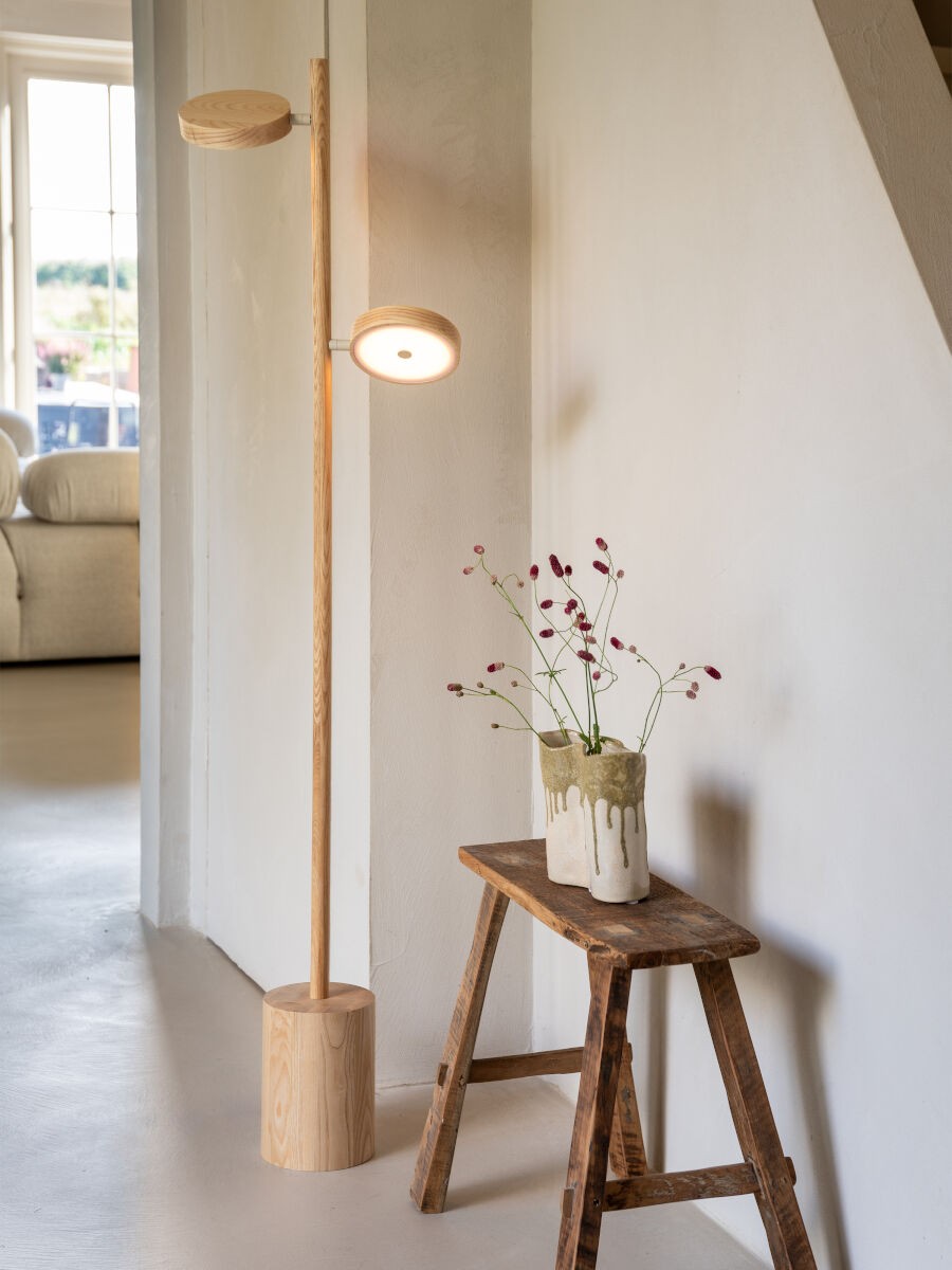 Lampă de podea cu 2 lumini, din lemn de frasin, de culoare naturală și fermecătoare GOOD&MOJO Okinawa – desen cu dimensiuni