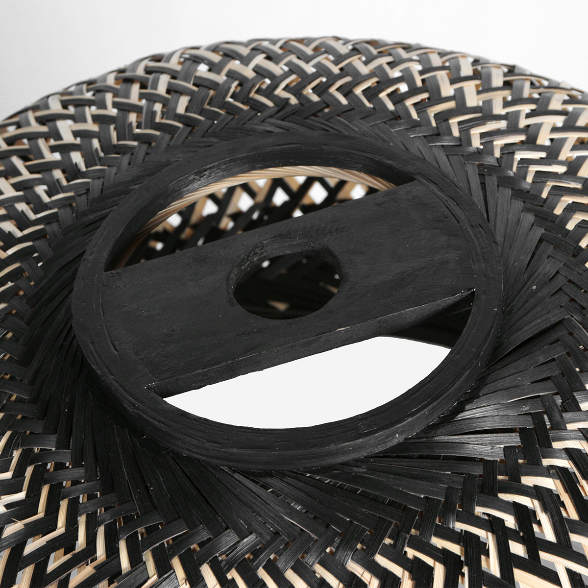 zwart-naturel-gevlochten-ronde-kap-anne-lighting-maze-variant-image6