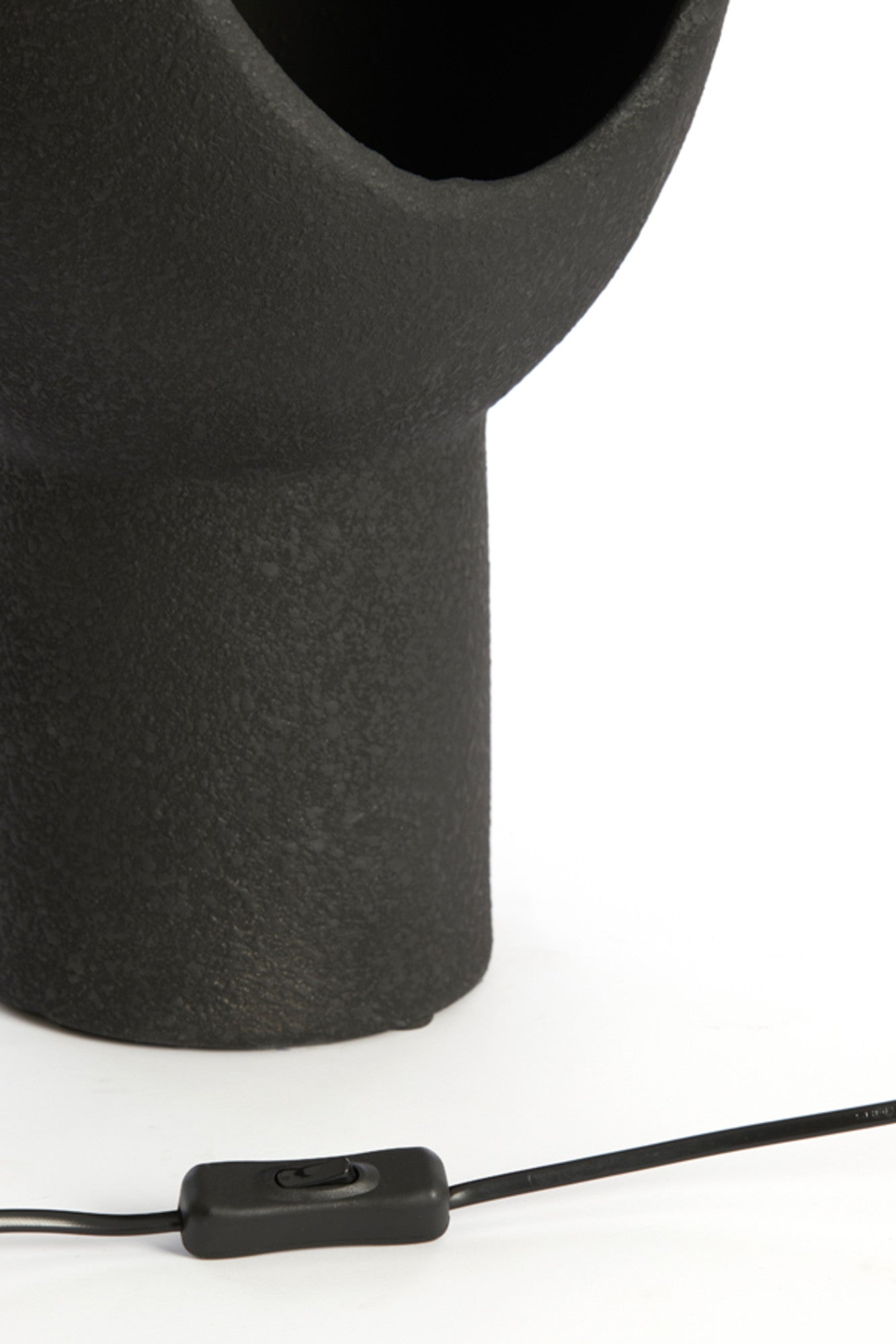 ovale-tafellamp-zwart-cement-light-living-monk-variant-image8