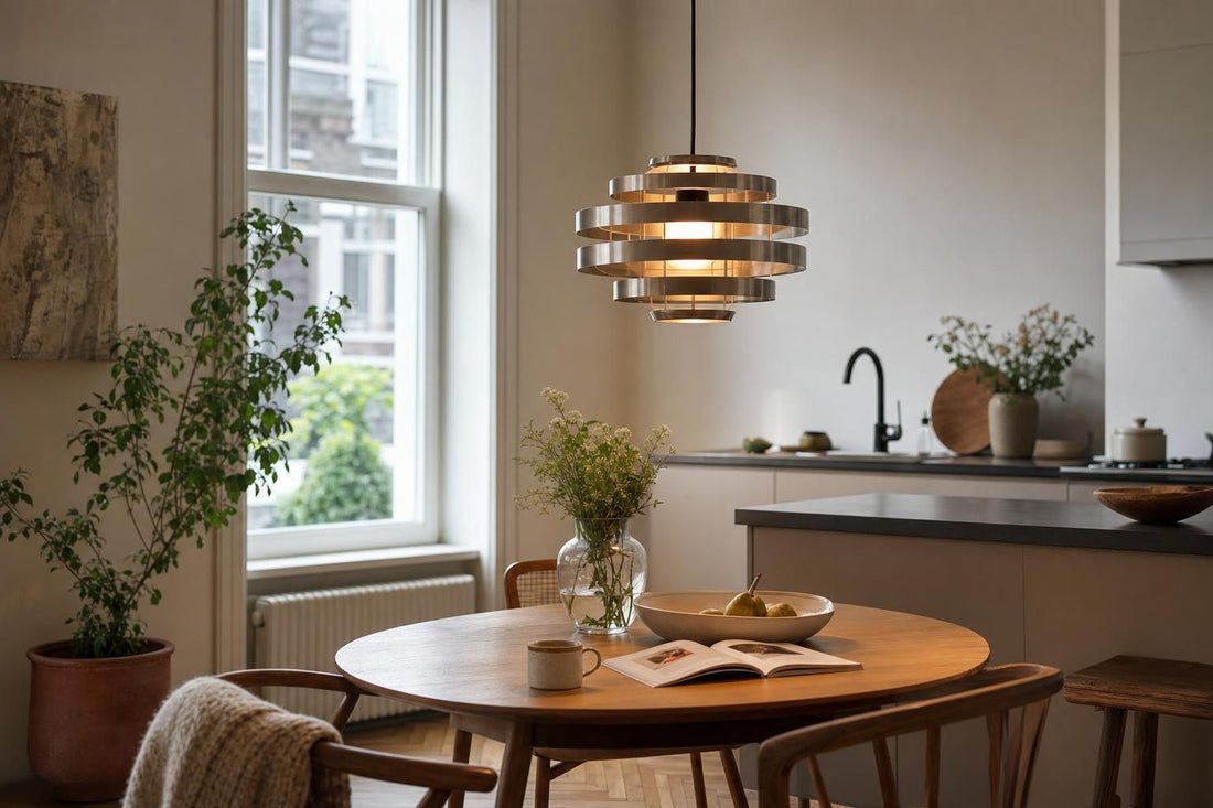 Keuken met een moderne stalen Soleil hanglamp boven de eettafel