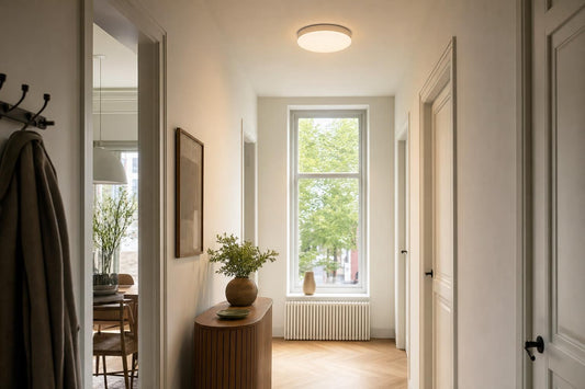 Witte Globo Serena plafondlamp met geïntegreerde LED in een hal