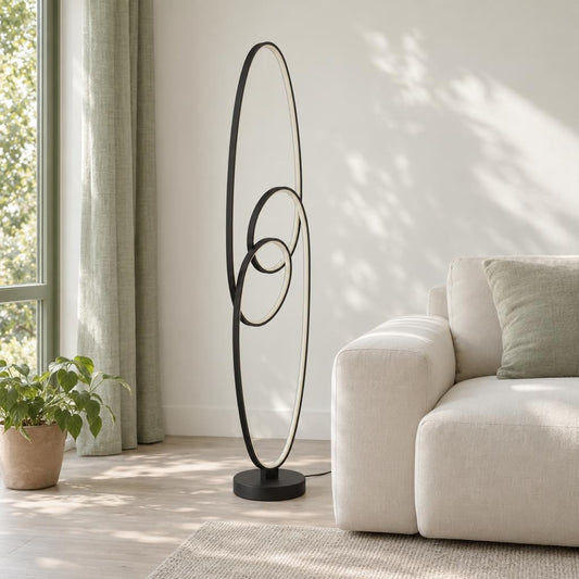 Moderní stojací lampa Obolg SPIRA s elegantními oblouky – fotografie v interiéru