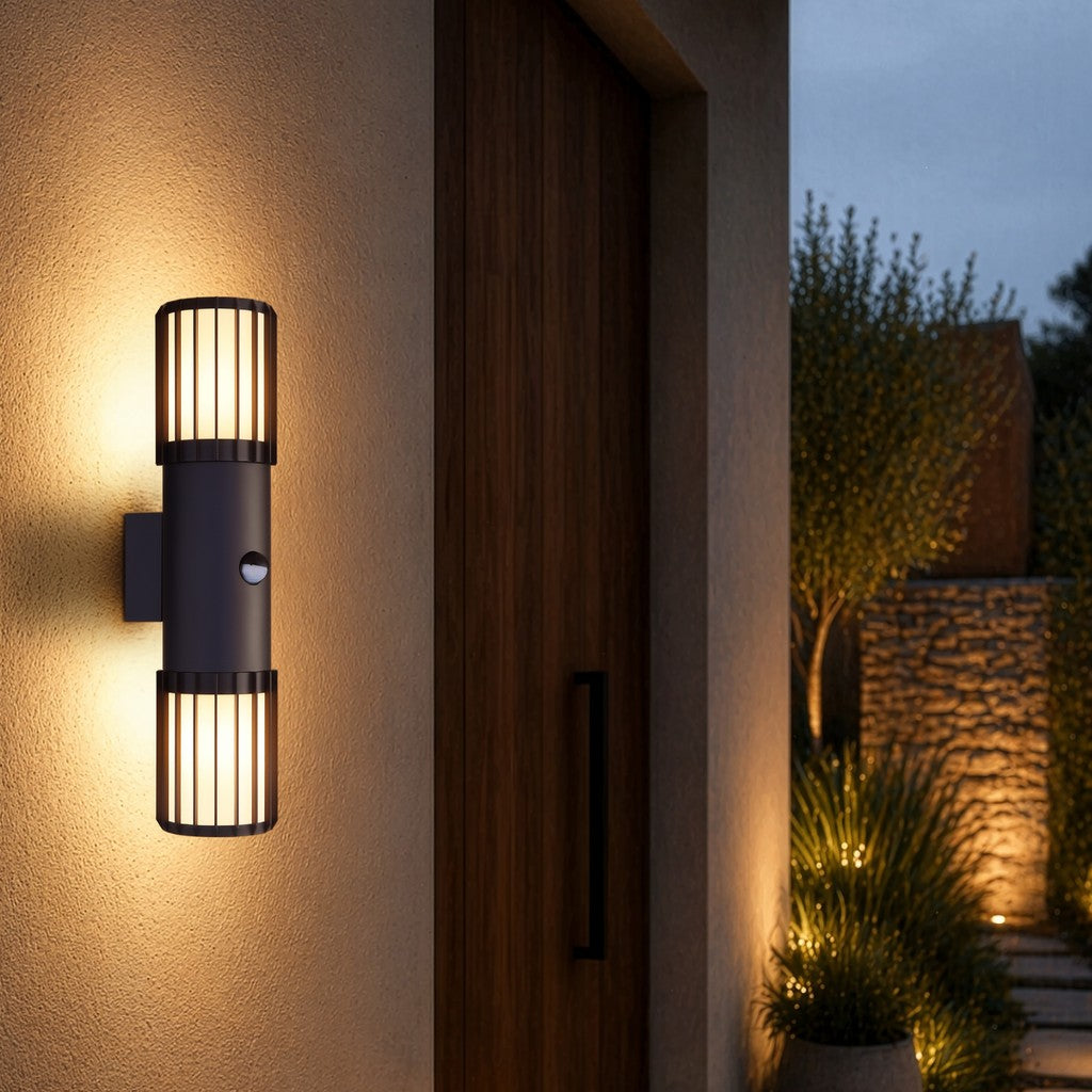 Modern antracitfärgad aluminium utomhusvägglampa – miljöbild
