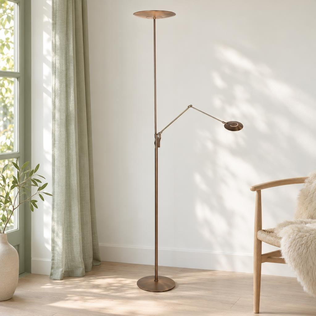 Brončana podna lampa Zenith2 s krakom za čitanje – ambijentalna fotografija