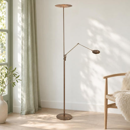Brončana podna lampa Zenith2 s krakom za čitanje – ambijentalna fotografija