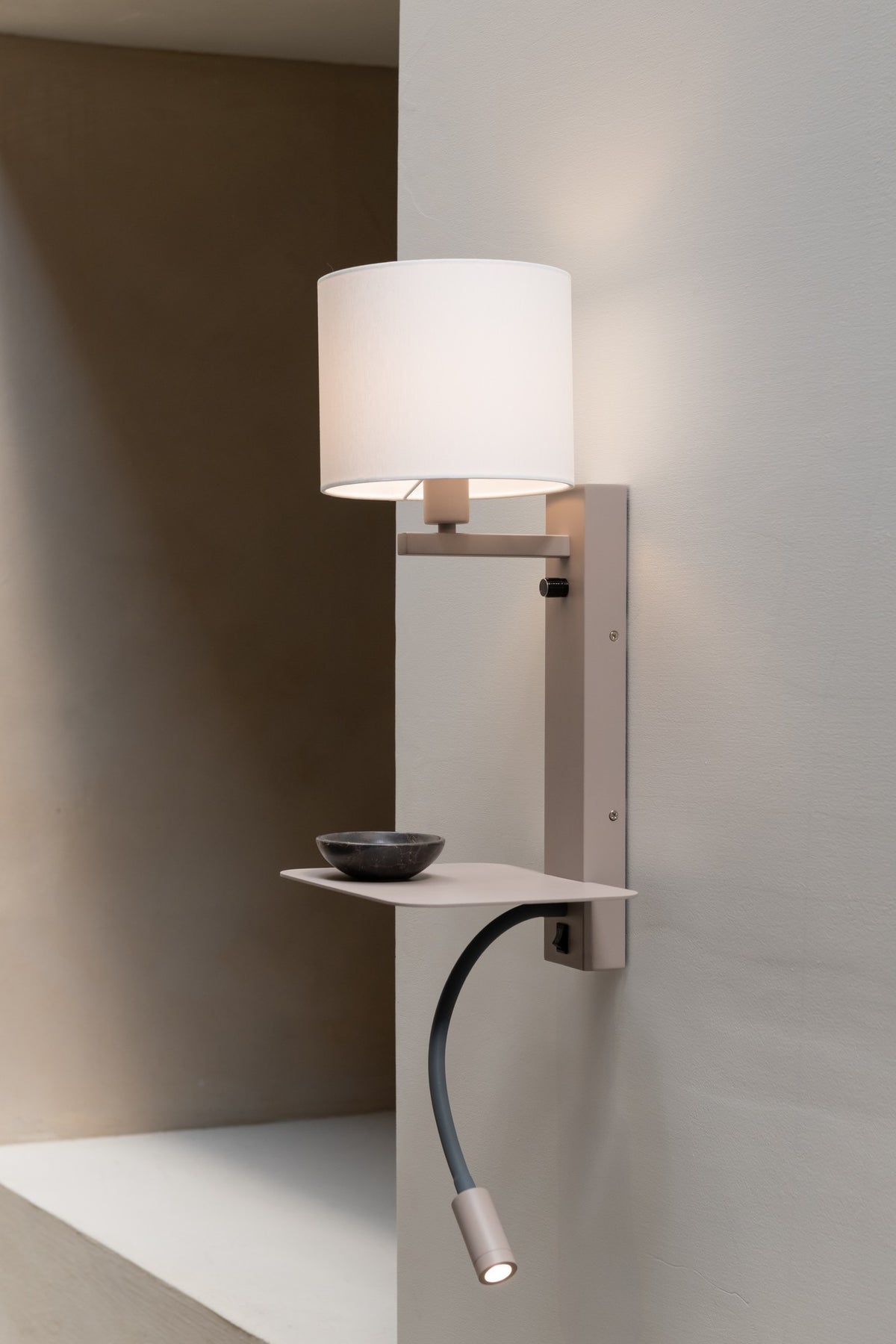 Lampada da parete in lino bianco e sabbia grande It's About RoMi Florence – immagine 3