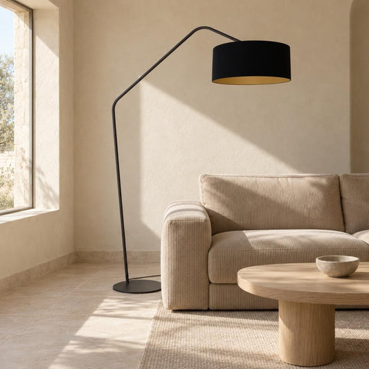 Anne Lighting ZigZag buelampe i sort med sort/guld skærm – stemningsbillede