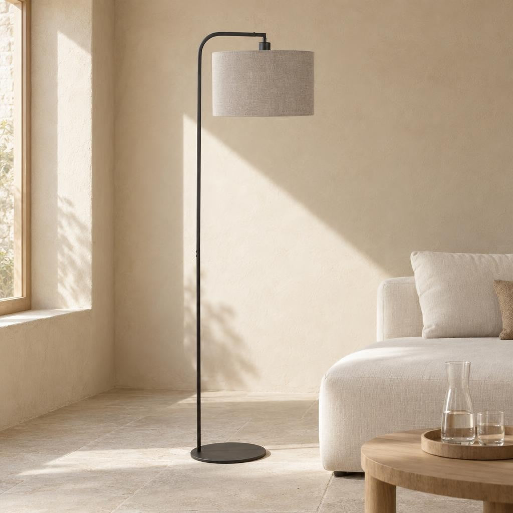 Crna podna lampa sa sivim lanenim sjenilom Steinhauer Stang – ambijentalna fotografija