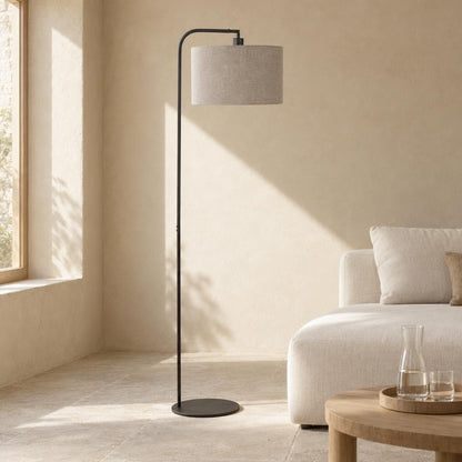 Crna podna lampa sa sivim lanenim sjenilom Steinhauer Stang – ambijentalna fotografija