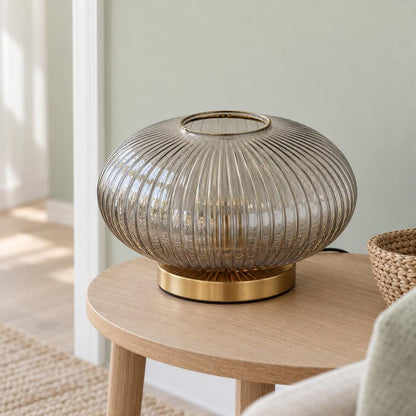 Candeeiro de Mesa Obolg Normy em Latão e Vidro Fumado – fotografia de ambiente