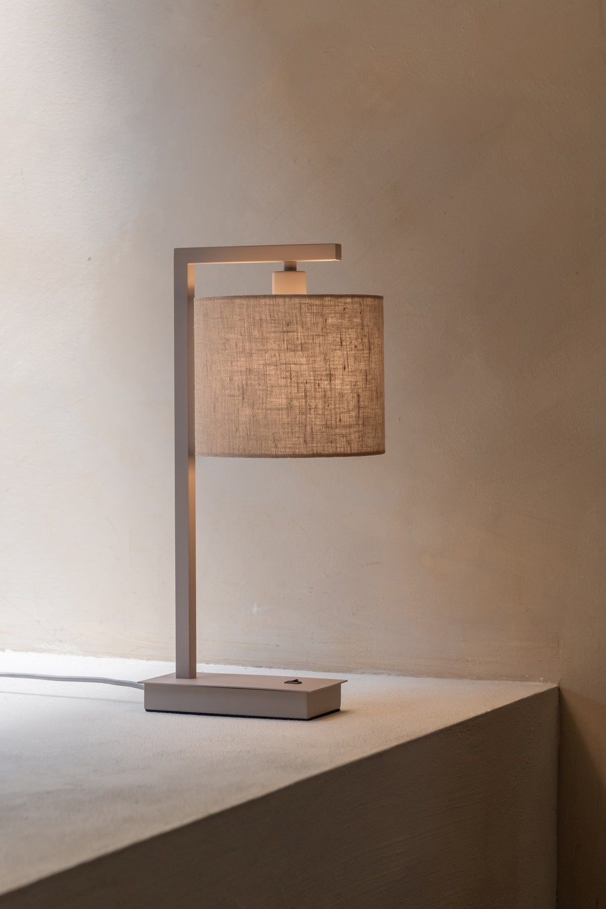 Lampa de masă elegantă din in bej și taupe It's About RoMi Boston – imaginea 3