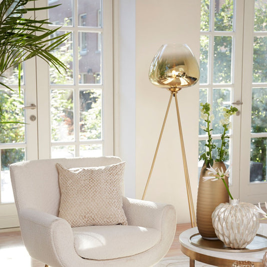zwarte-vloerlamp-driepoot-goudkleurig-glas-light-living-mayson-ai-sfeer_image