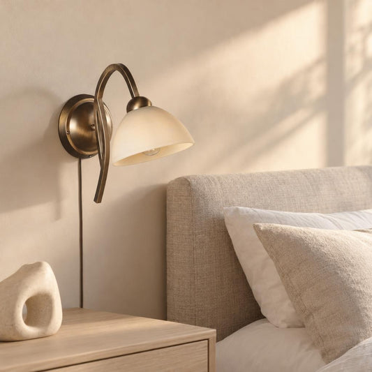 Lampada da parete Anthea in bronzo con vetro crema marmorizzato – foto d'ambiente