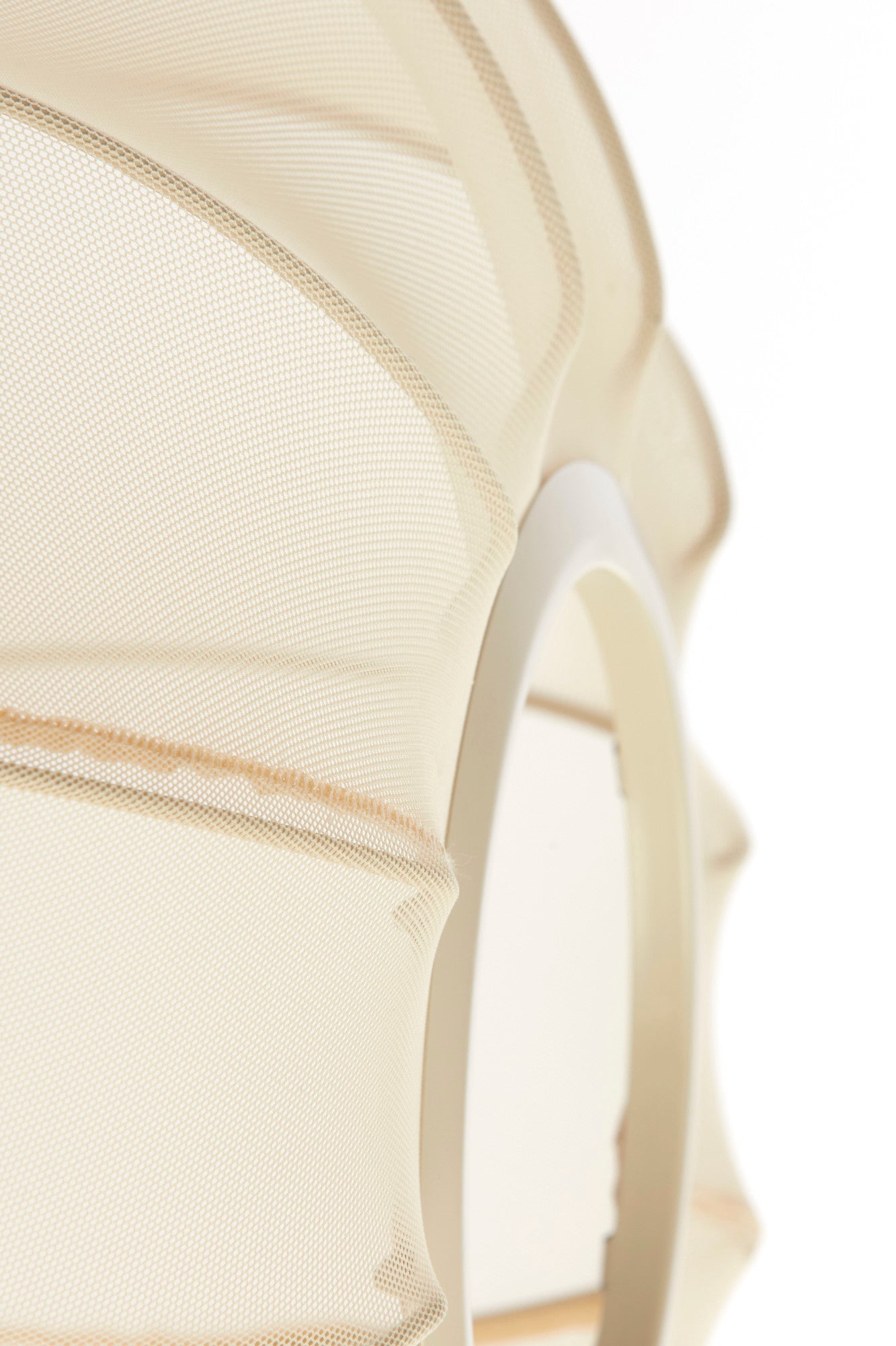 plafondlamp-beige-met-metalen-frame-light-living-plumalia-variant-image8