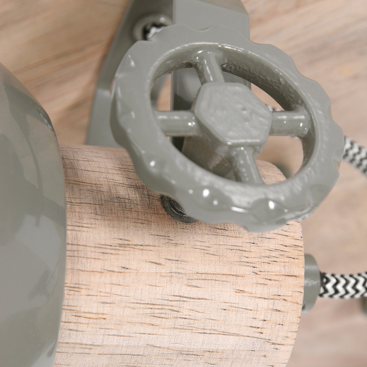 ronde-stoere-drielichts-plafondlamp-mexlite-gearwood-variant-image5