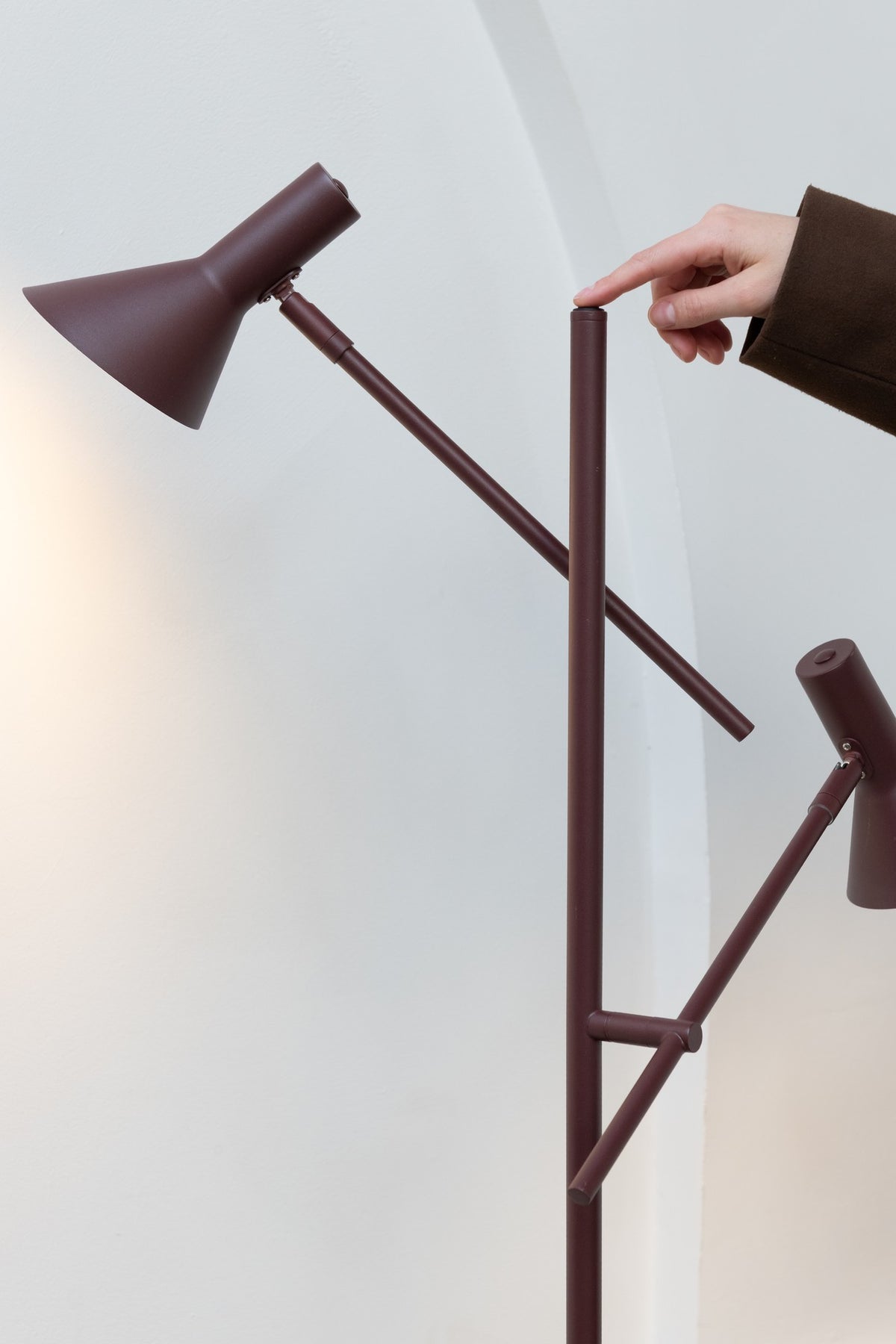 Bordeauxrode metalen vloerlamp met drie kappen It's About RoMi Izmir – afbeelding 3