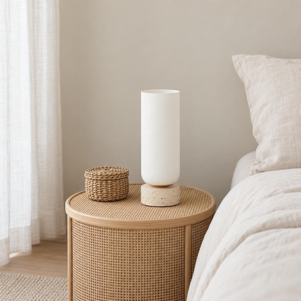 Rylano bordlampe i naturfarvet glas – Light & Living – stemningsbillede
