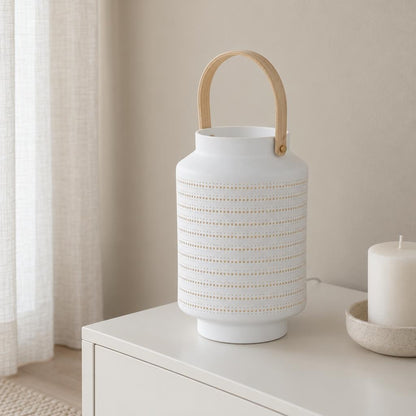 Vit bordslampa i porslin med handtag – Porcelain – miljöbild