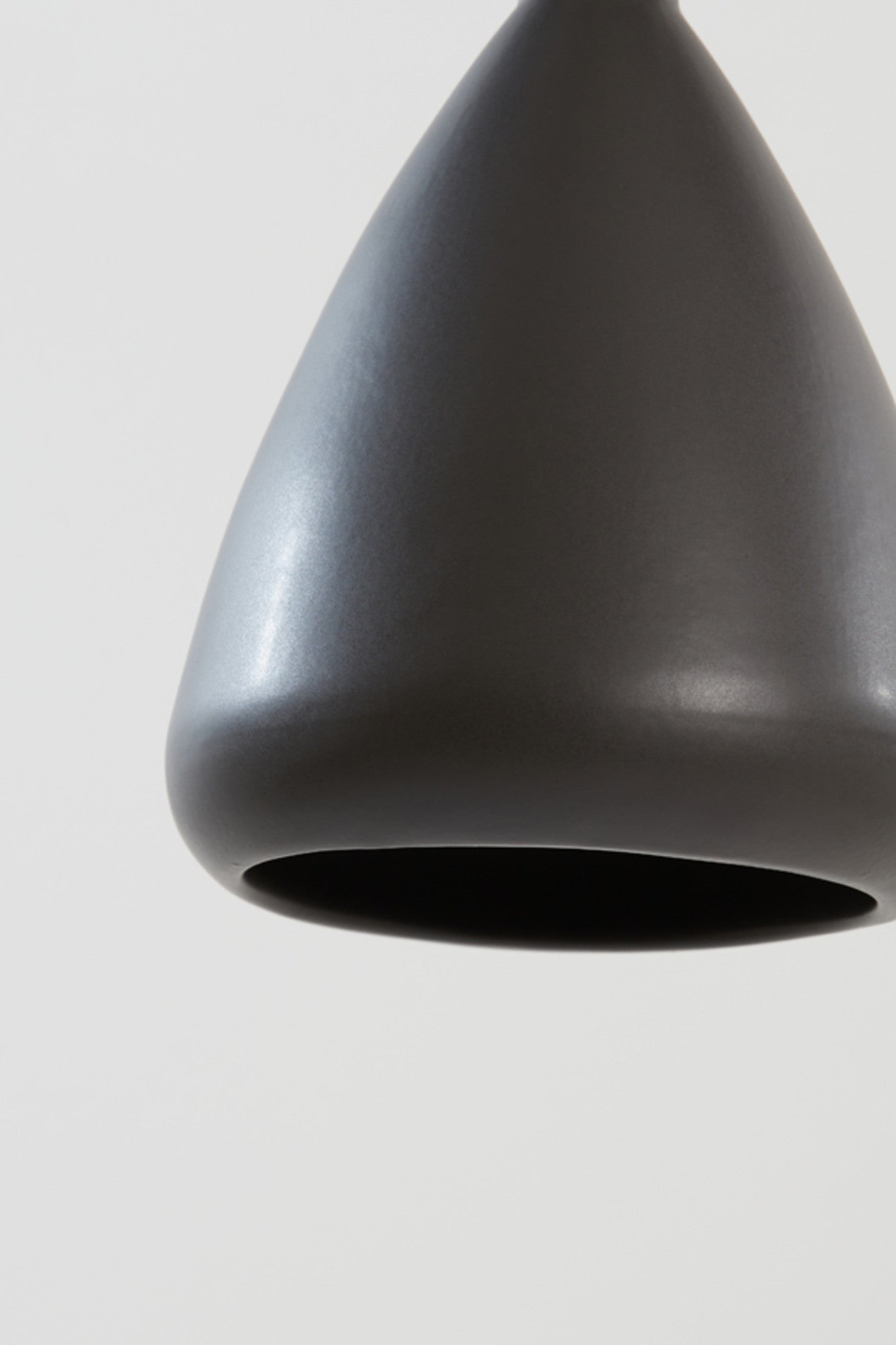 zwarte-druppelvormige-hanglamp-light-living-desi-variant-image2