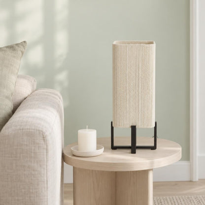 Stolná lampa Wyn s béžovým textilným tienidlom – fotografia v interiéri