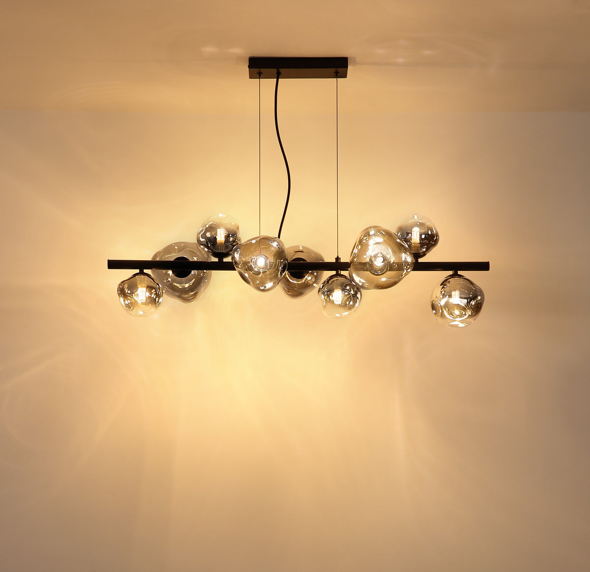 Zwarte metalen hanglamp met rookglazen bollen en horizontale staaf – afbeelding 4