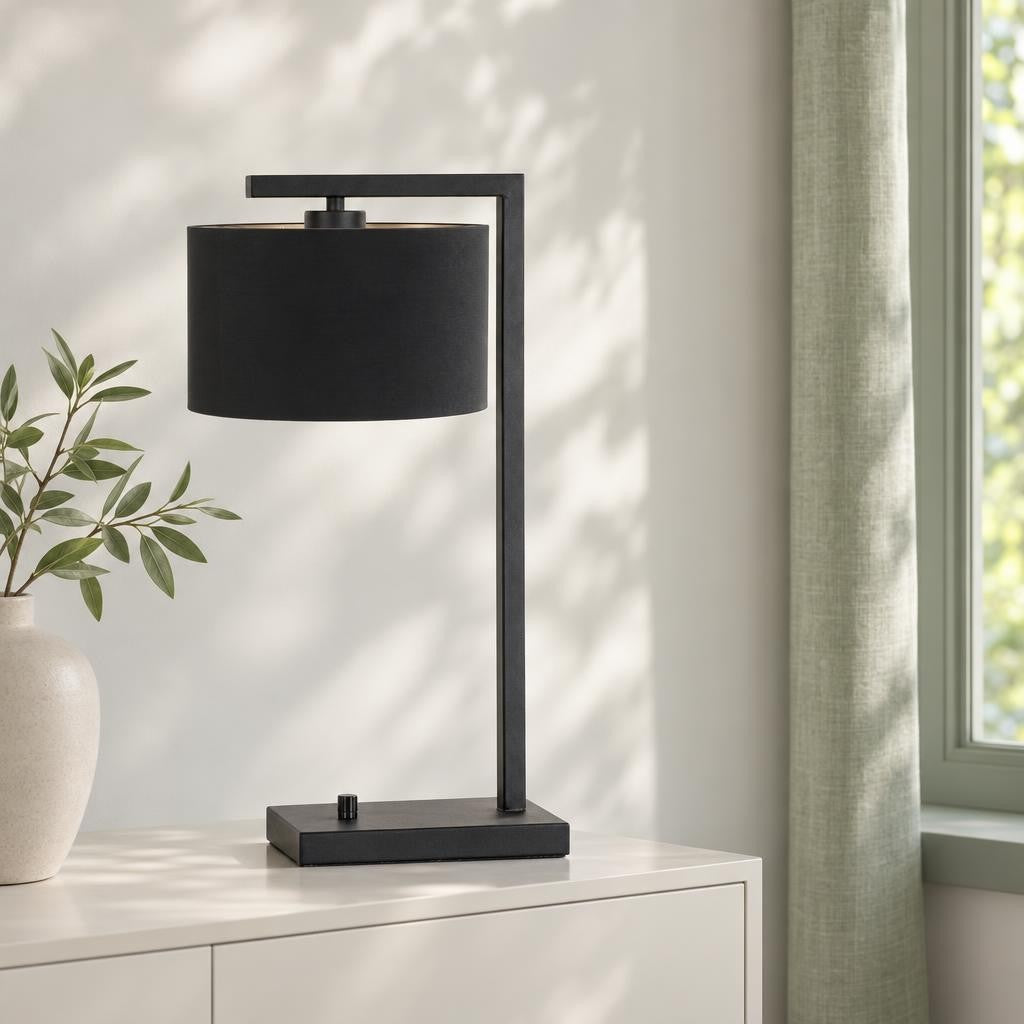 strakke-tafellamp-met-kap-steinhauer-stang-ai-sfeer_image