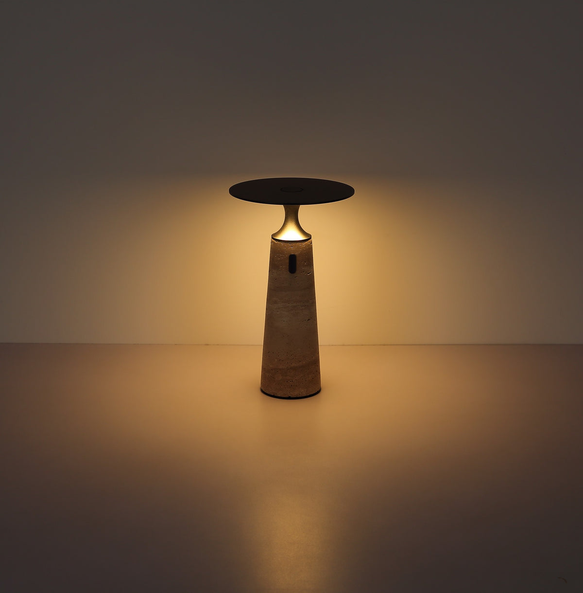 Grande lâmpada de mesa LED em travertino cinza – imagem 4
