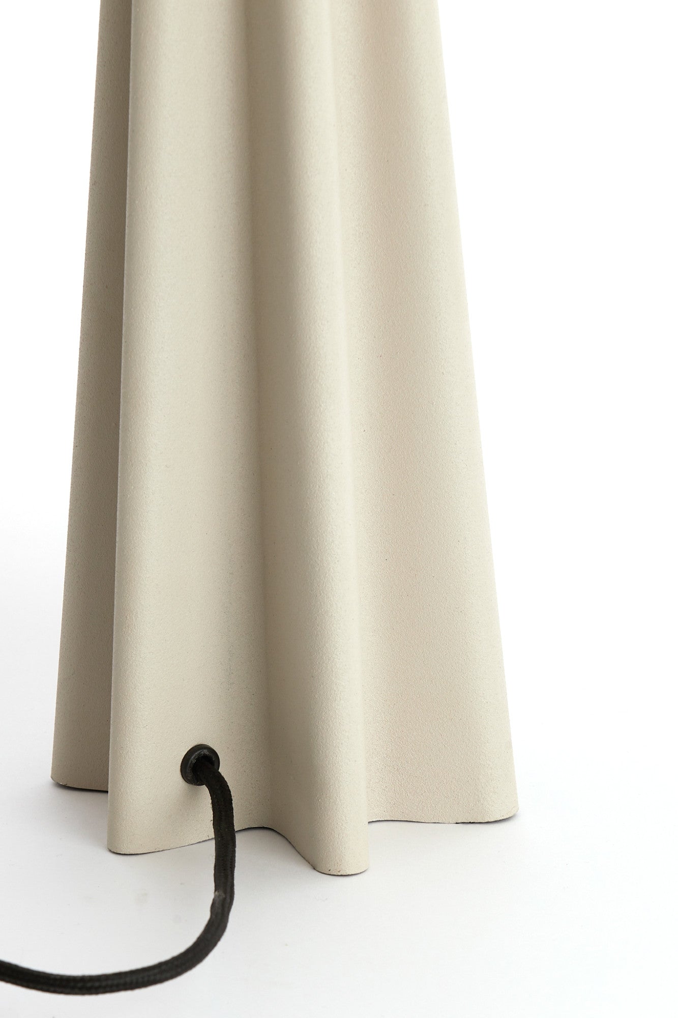 beige-tafellamp-met-conisch-ontwerp-light-living-cukai-variant-image5