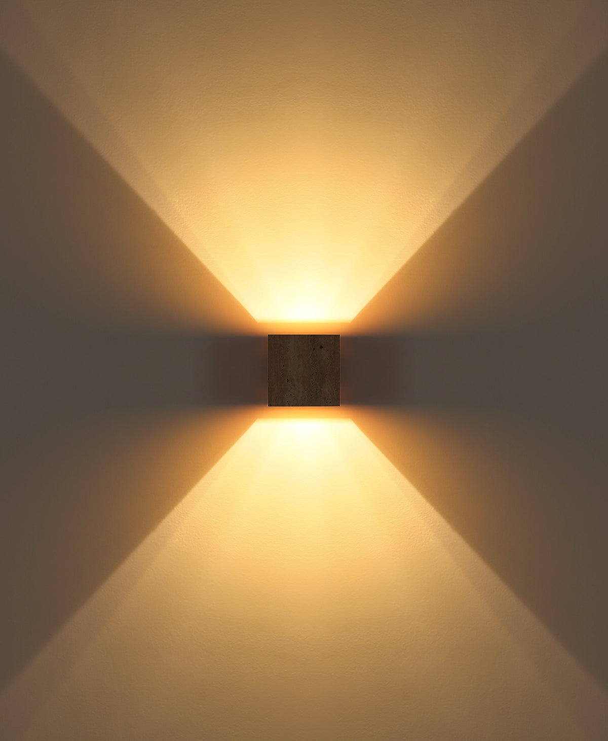 Stredne veľká biela travertínová LED nástenná lampa – obrázok 4