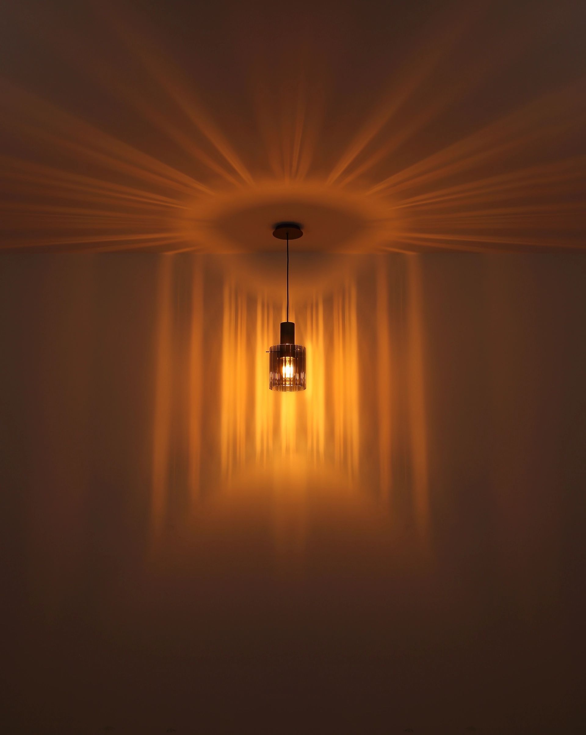 moderne-hanglamp-met-rookkleurige-glazen-kap-tulivar-variant-image3