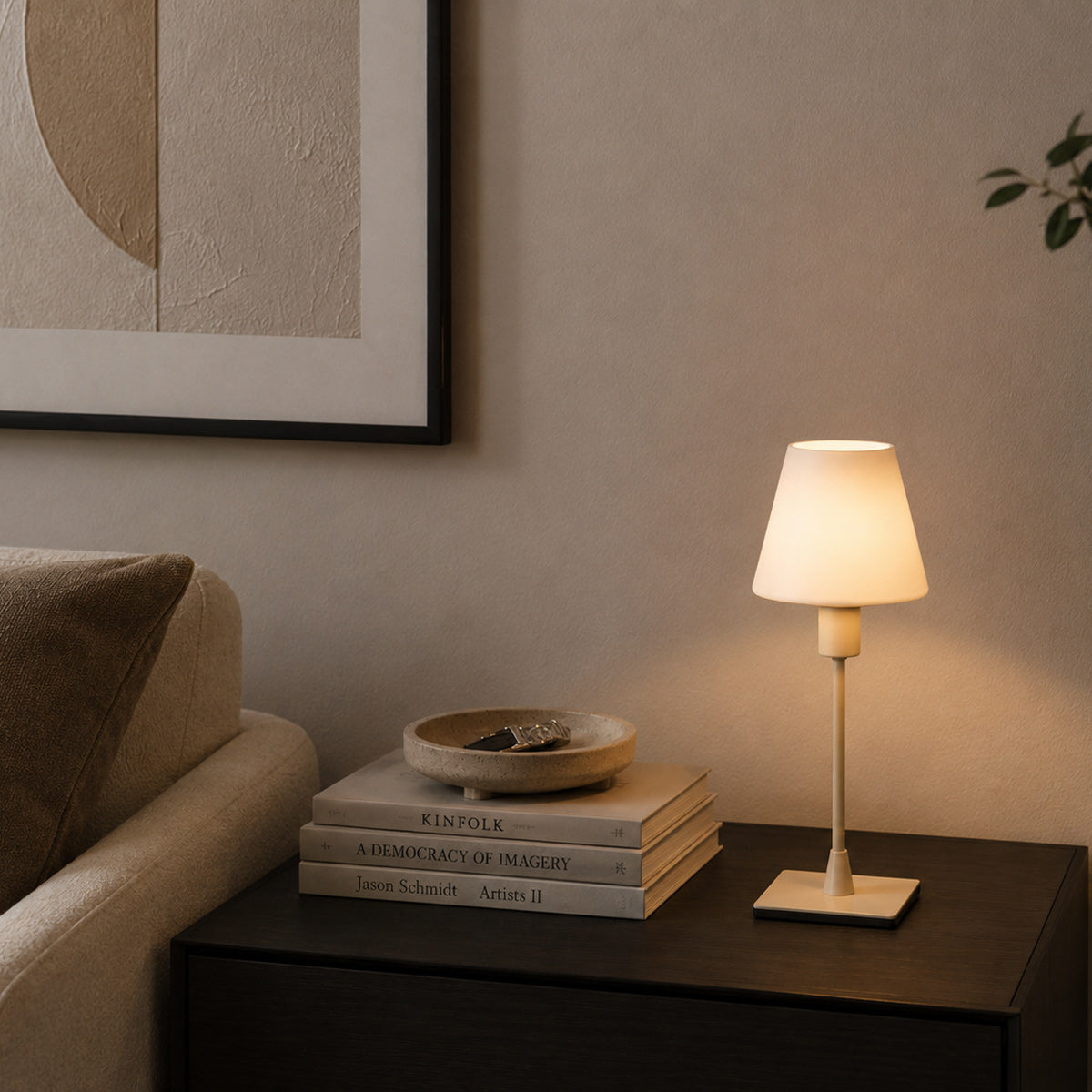 Krémová stolná lampa Ancilla s bielym sklom – fotografia v interiéri
