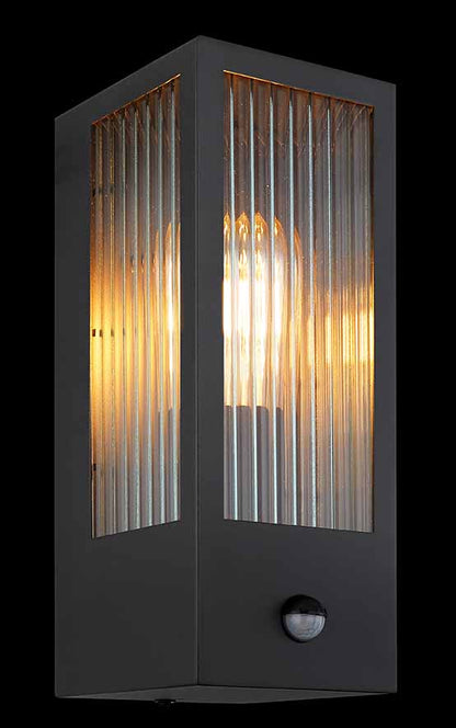 modern-ribbelglazen-metalen-zwarte-buitenlamp-globo-gundula-variant-image2