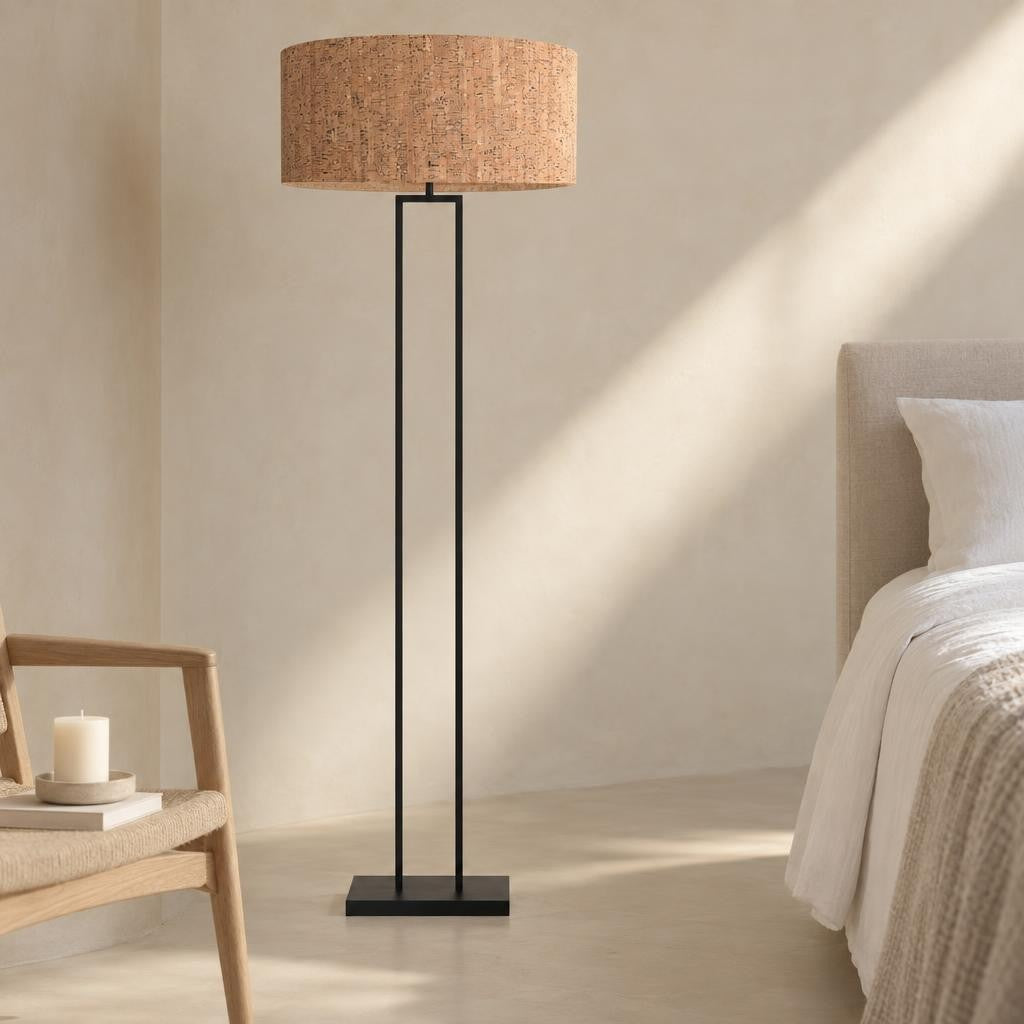 vloerlamp-met-kurken-kap-en-slank-metalen-frame-steinhauer-stang-ai-sfeer_image