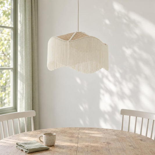 Lampada a sospensione Tiffany in rafia naturale e crema – foto d'ambiente
