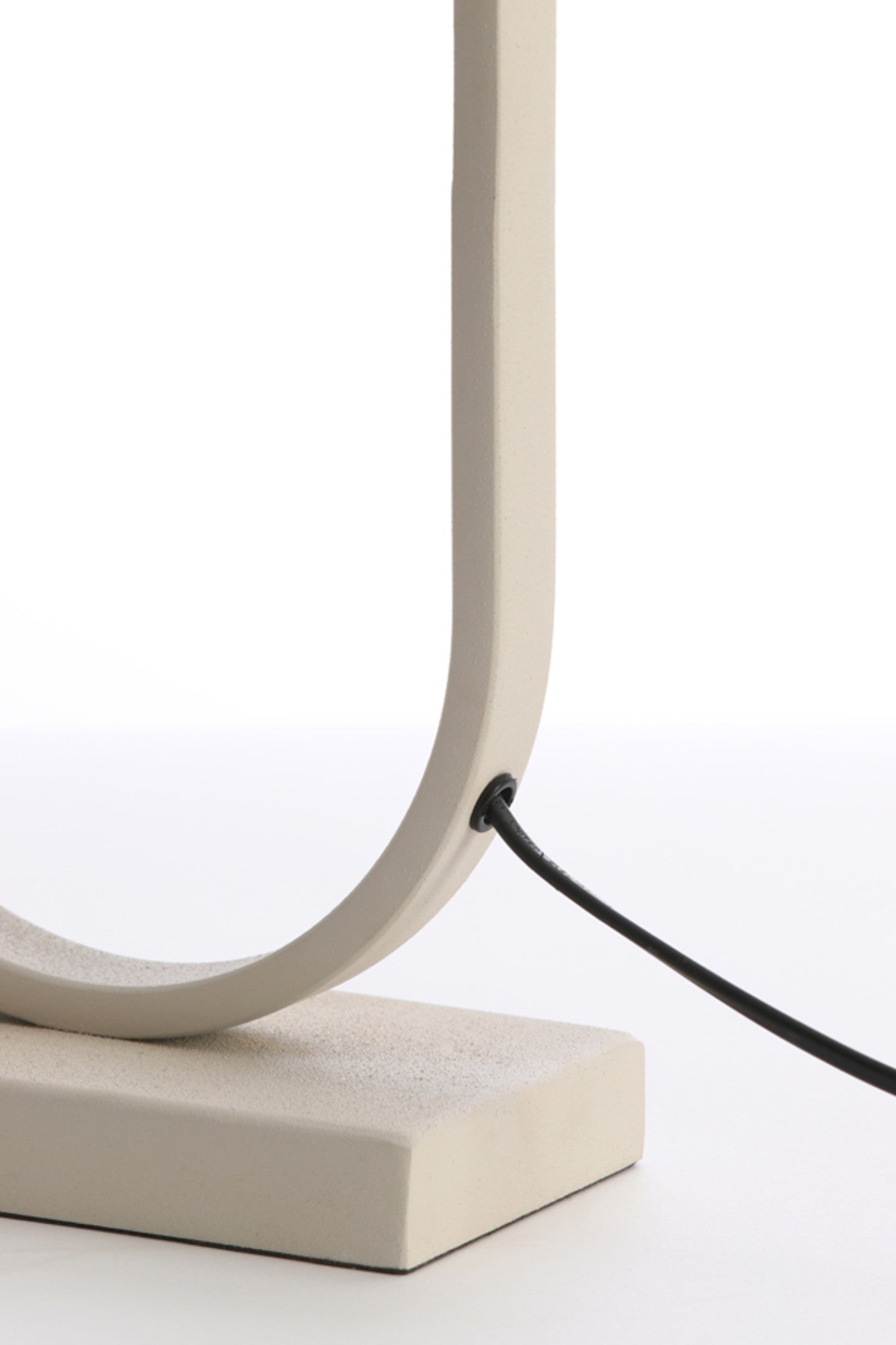 ovaalvormige-witte-lampenvoet-light-living-jamiri-variant-image8