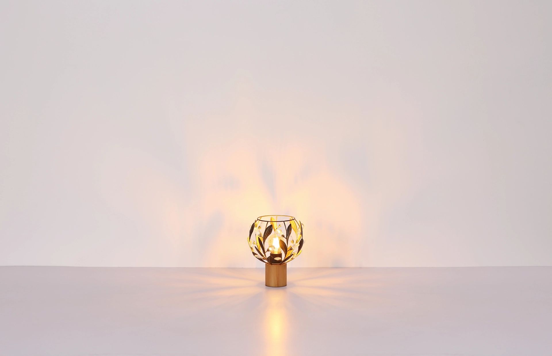 elegante-tafellamp-met-kristallen-en-hout-mika-variant-image4