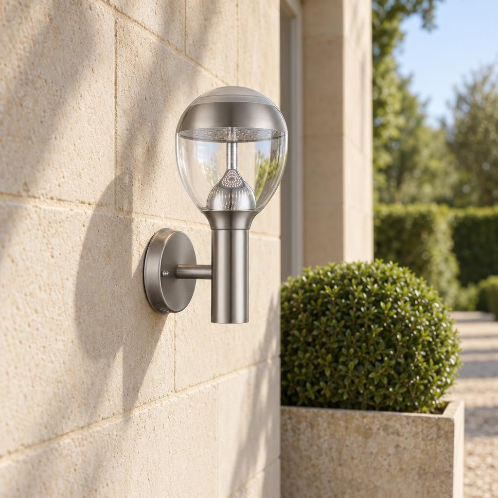 Lampada da esterno sferica Obolg Callisto color nichel – foto d'ambiente