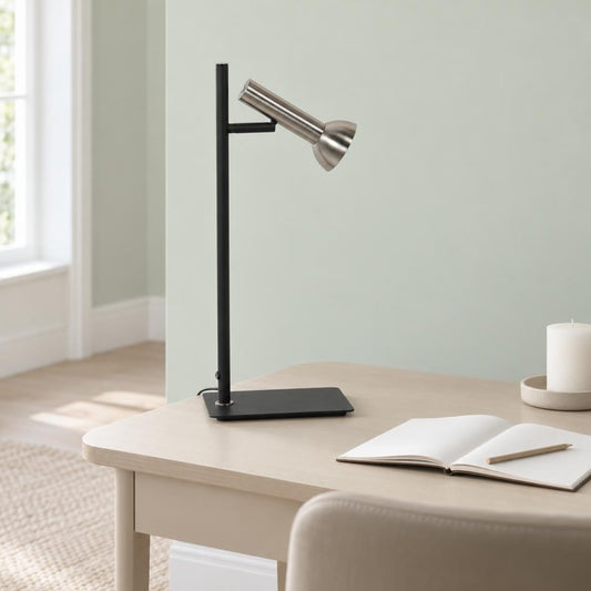 Minimalistička stolna lampa Mexlite Kora – crna i čelična – ambijentalna fotografija