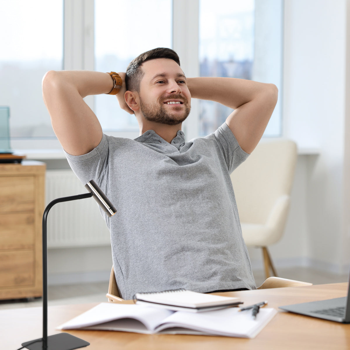 minimalistische-tafellamp-zwart-met-staalkleurige-kap-mexlite-lumo-variant-image2